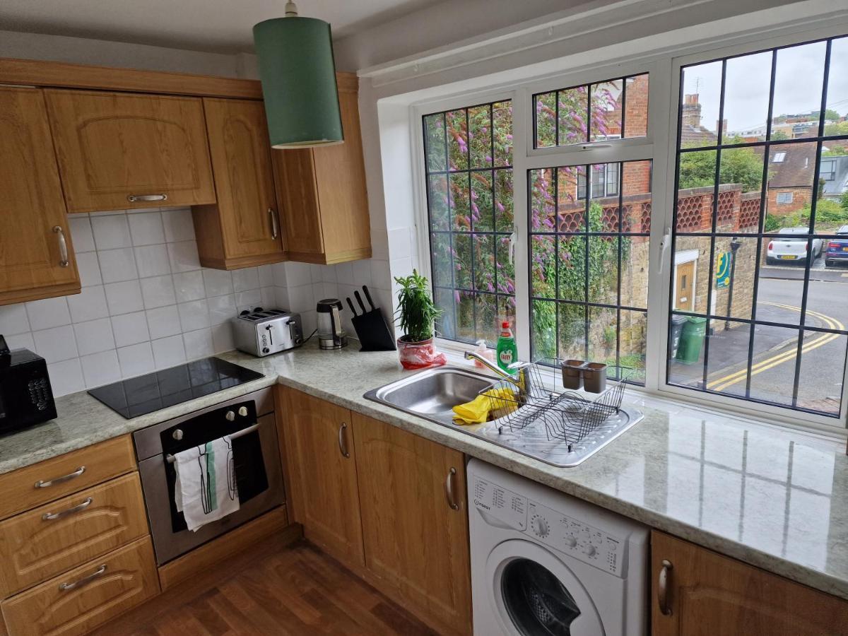 Millmead Apartment In Central Guildford With Parking Esterno foto